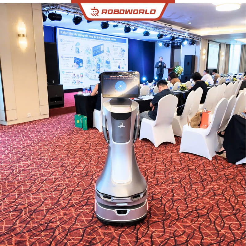 Robot đón đại biểu tại hội thảo du lịch thông minh